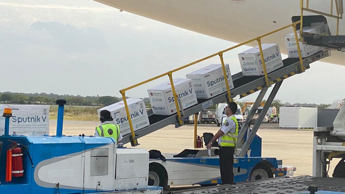 Un vuelo de Aerolíneas Argentinas trajo 370 mil dosis del componente 1 de la vacuna la Sputnik V.