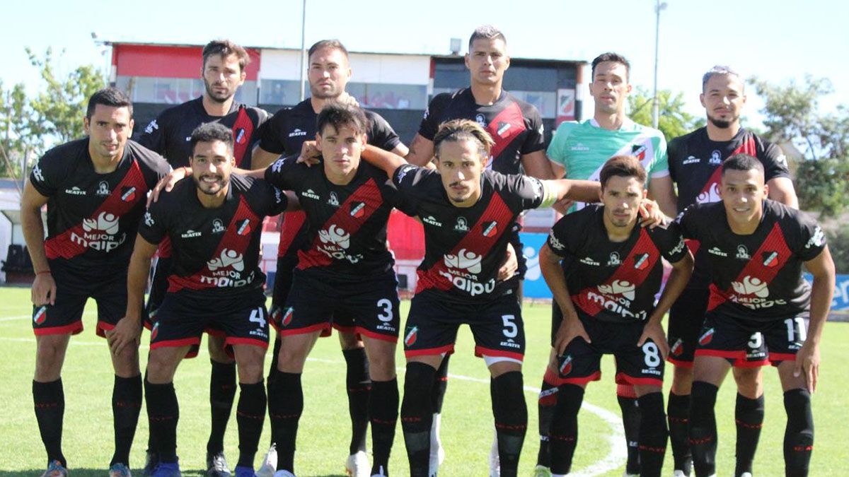 Deportivo Maipú estrenó casaca en homenaje a Maradona