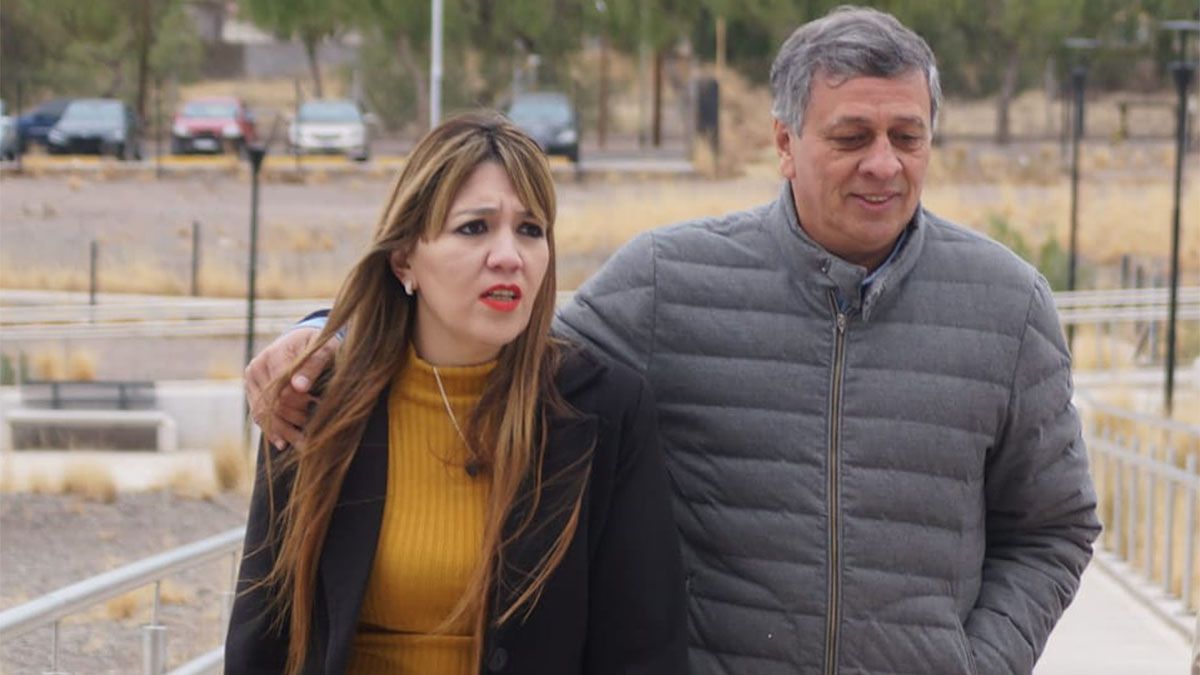 Matrimonio. Ex intendente Daniel Orozco y su esposa, la diputada suspendida Janina Ortiz. Ambos están acusados de fraude. Matrimonio. Ex intendente Daniel Orozco y su esposa, la diputada suspendida Janina Ortiz. Ambos están acusados de fraude.