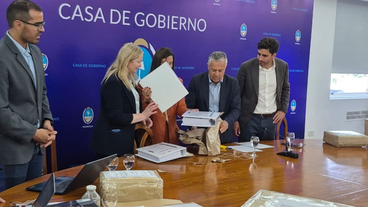 Se presentaron 10 ofertas por la obra del Tren de Cercanías del Este. Se presentaron 10 ofertas por la obra del Tren de Cercanías del Este.