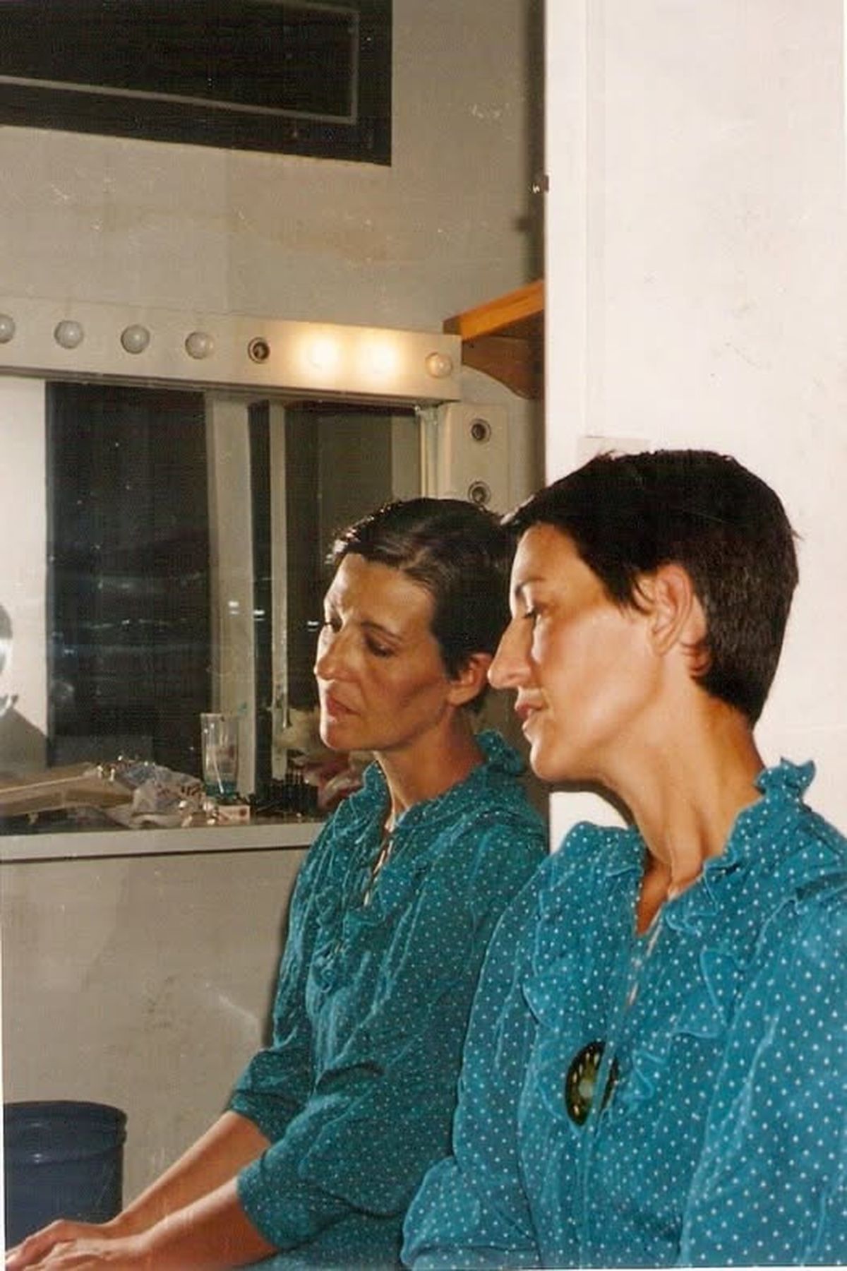 El posteo del hermano de Liliana Bodoc reproduce el texto de la hija de la escritora con una foto en la que se la ve en un camarín.