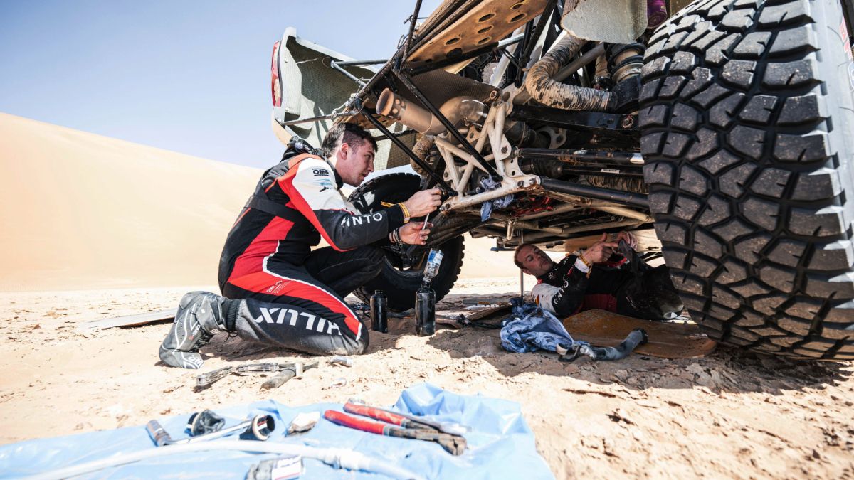 Juan Cruz Yacopini y Daniel Oliveras trabajando duro para reparar la Toyota y poder terminar el sexto parcial del Rally Dakar 2024.