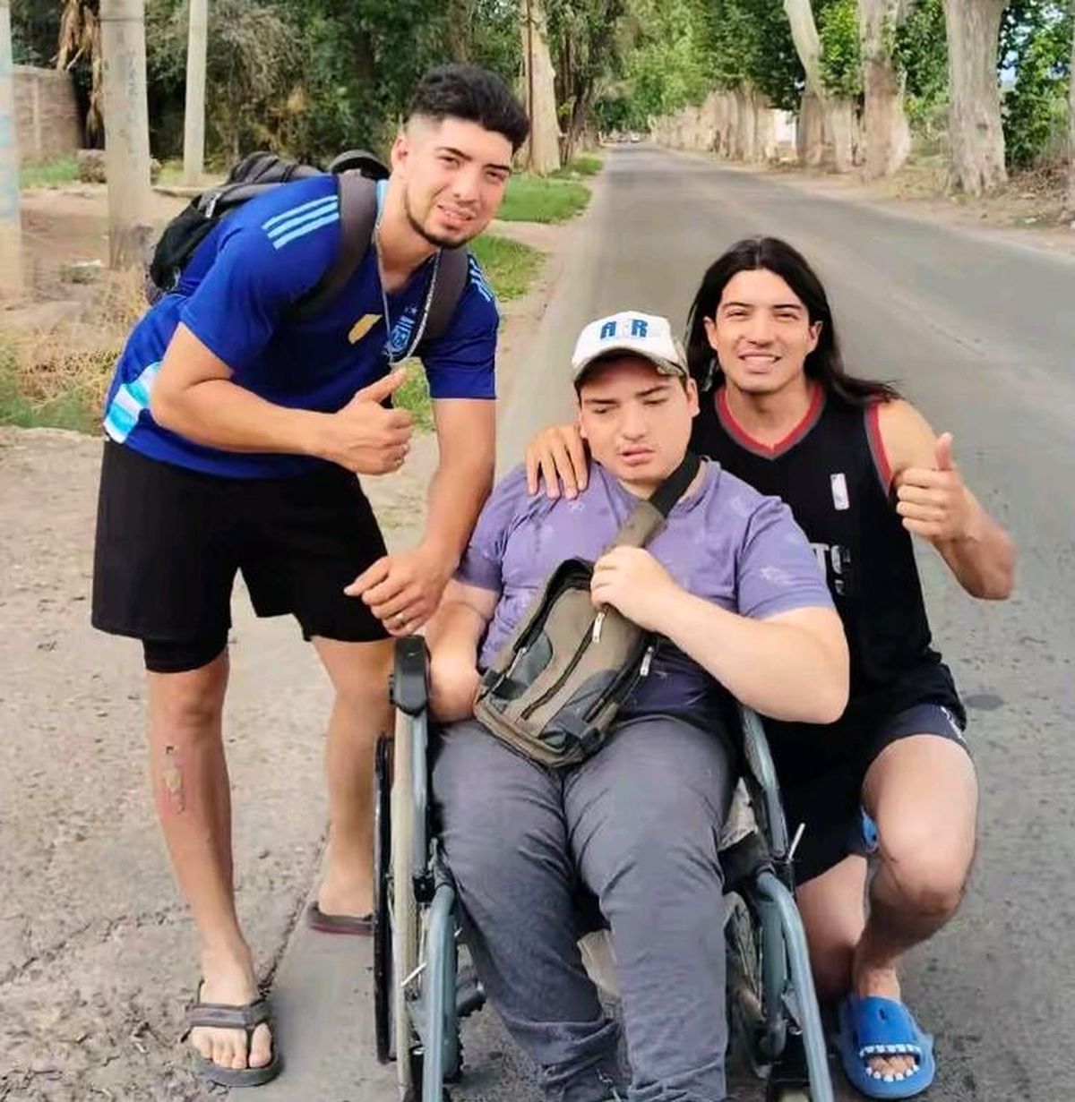 Máximo junto a sus hermanos, que también sufrieron a la par todo el proceso que pasó el joven mendocino. Máximo junto a sus hermanos, que también sufrieron a la par todo el proceso que pasó el joven mendocino.