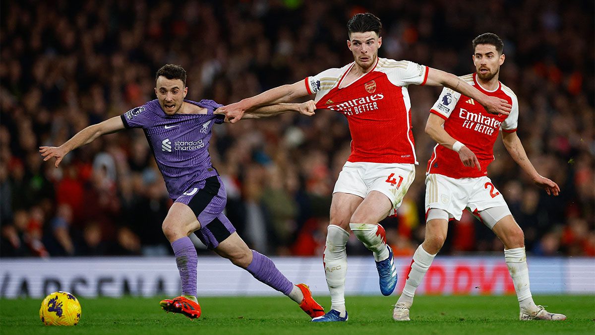 Diogo Jota, del Liverpool, se le escapa a Declan Rice. Diogo Jota, del Liverpool, se le escapa a Declan Rice.