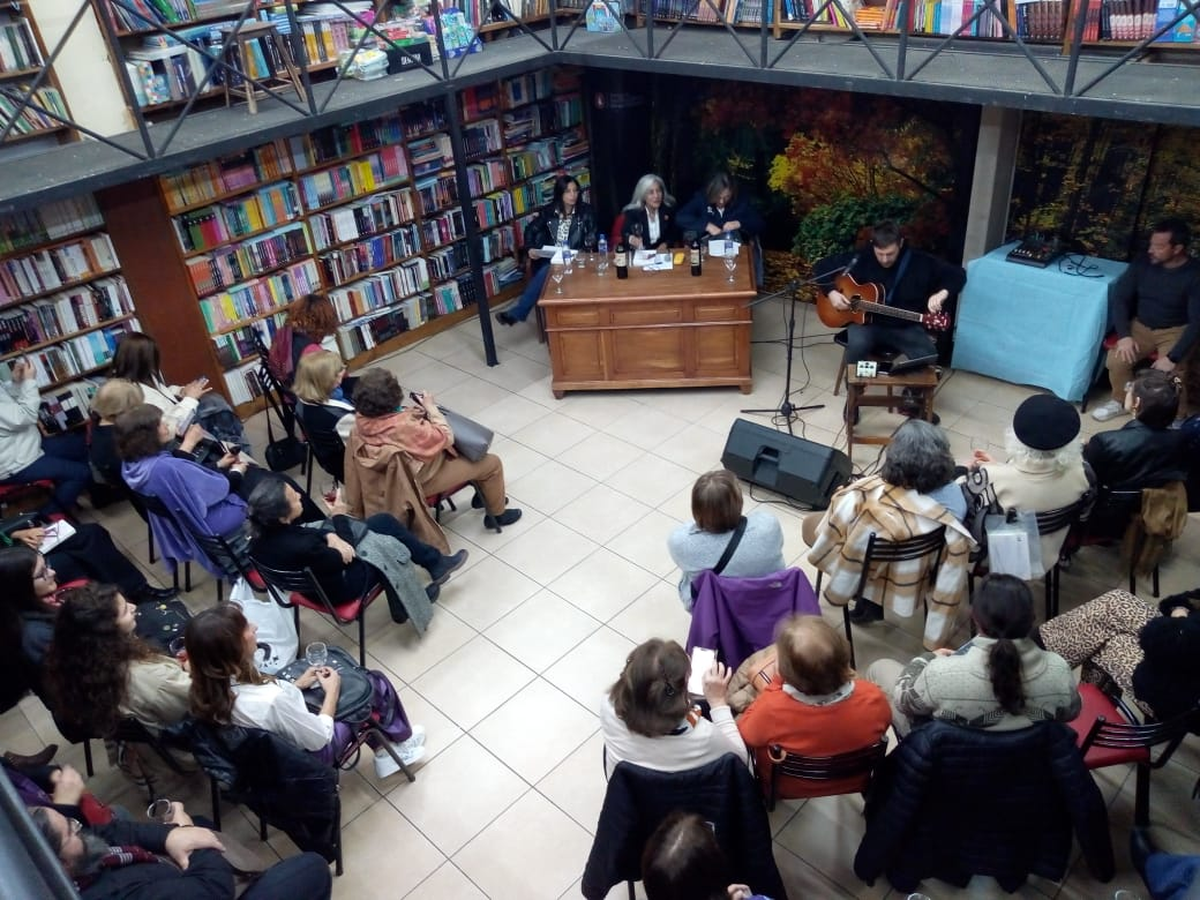 Un momento de la presentación del libro La hija de la cabra, de Mercedes Araujo (al centro), en el espacio de García Santos Libros. Un momento de la presentación del libro La hija de la cabra, de Mercedes Araujo (al centro), en el espacio de García Santos Libros.