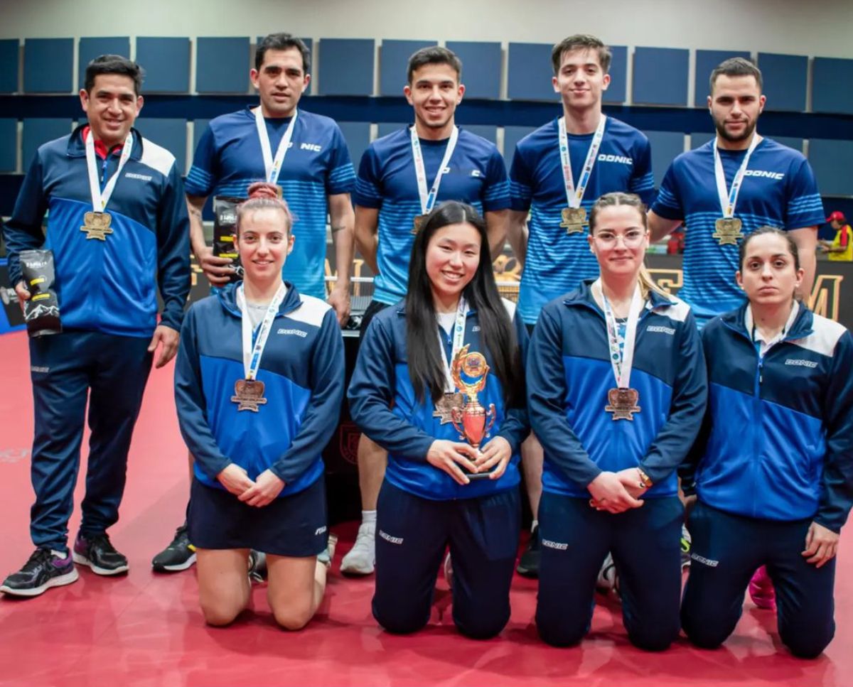 Los equipos argentinos de tenis de mesa con sus respectivas medallas