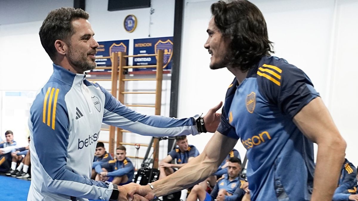 Fernando Gago y Edinson Cavani en el primer entrenamiento del ex mediocampista al frente del plantel. 