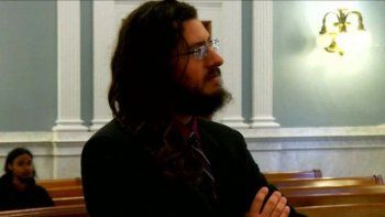 Los padres que ganaron un juicio para que su hijo de 30 años se fuera de casa en Estados Unidos