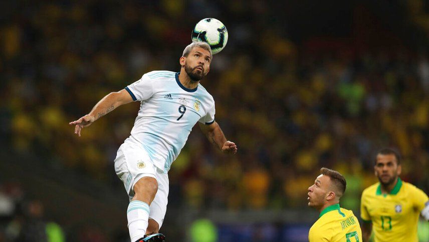 ¡Qué mala suerte! El Kun Agüero reventó el travesaño