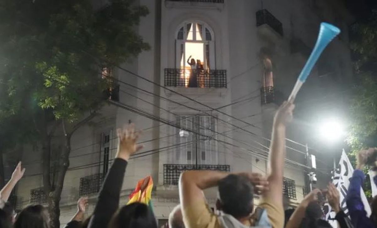 Cristina Kirchner salió al balcón y saludó tras la derrota del domingo.