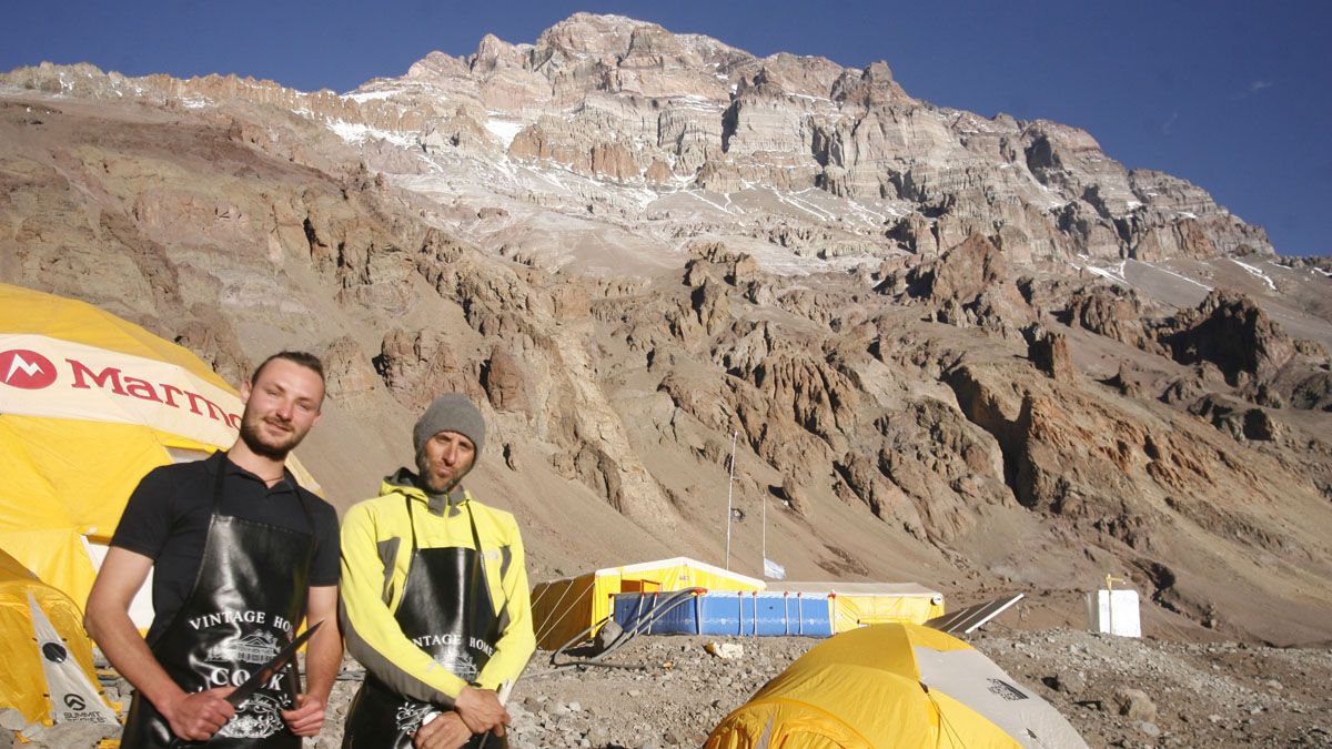 La mesa está servida. Los cocineros ya elaboraron el menú y esperan por los comensales, que se aclimatan para intentar el ascenso al cerro más alto de América.