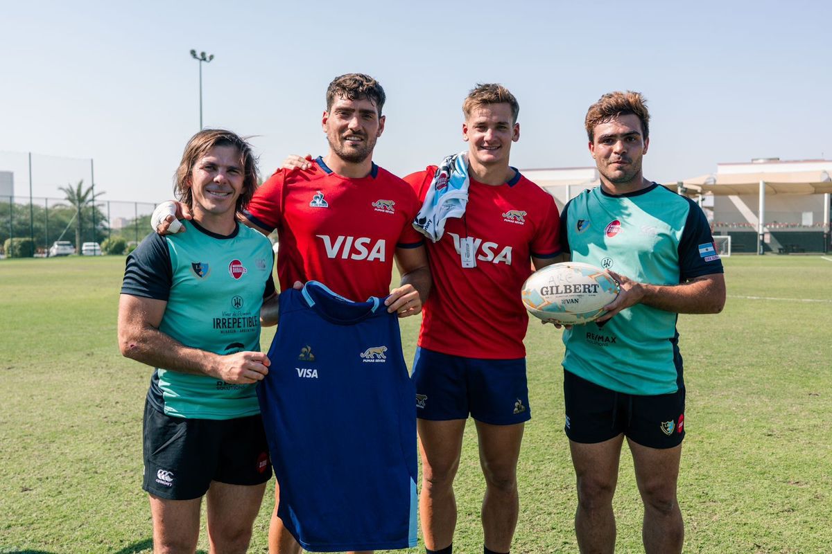 Franco Pérez Magnelli y Fede Giménez con los capitanes de Los Pumas 7s en Dubai.