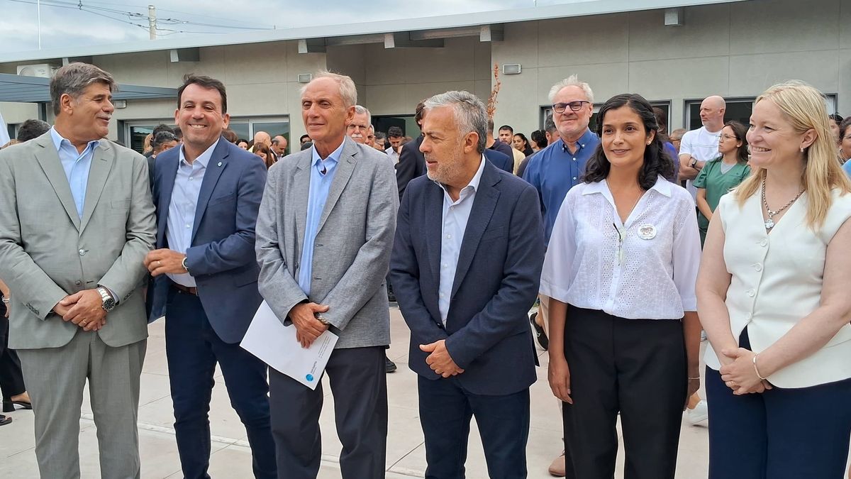 Alfredo Cornejo junto al ministro Tadeo García Zalazar, la vicegobernadora Hebe Casado y los intendentes Rufeil y Abed en la inauguración de un jardín de infantes. Foto: Cristian Morón. Alfredo Cornejo junto al ministro Tadeo García Zalazar, la vicegobernadora Hebe Casado y los intendentes Rufeil y Abed en la inauguración de un jardín de infantes. Foto: Cristian Morón.