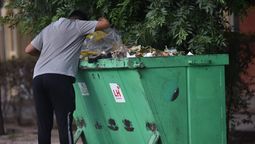 Por un paro de trabajadores de la empresa tercerizada Vitsa, en Las Heras no levantan la basura desde el domingo. Este martes salieron los trabajadores municipales a realizar esta tarea. Diario UNO/ Nicolás Ríos