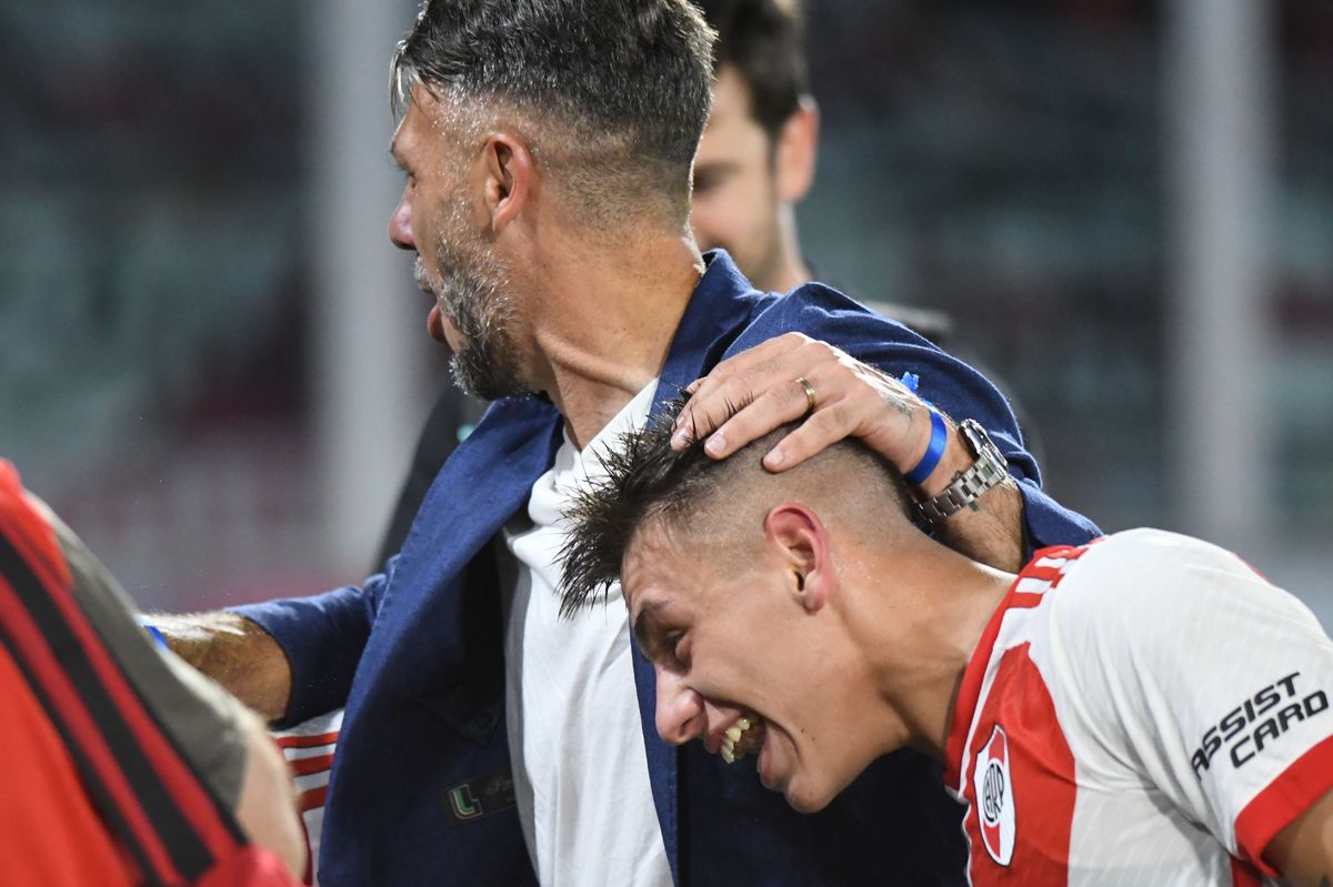 Demichelis saluda al Diablito Echeverri en pleno festejo Demichelis saluda al Diablito Echeverri en pleno festejo