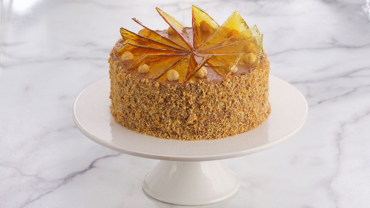 Torta Dobos hecha con tri & aacute; ngulos de caramelo