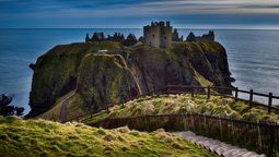 El castillo medieval se ubica frente al mar del Norte. Imagen: Freepik.