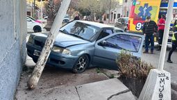 Dos autos protagonizaron un fuerte accidente en Las Heras: un vehículo arrancó un poste de luz