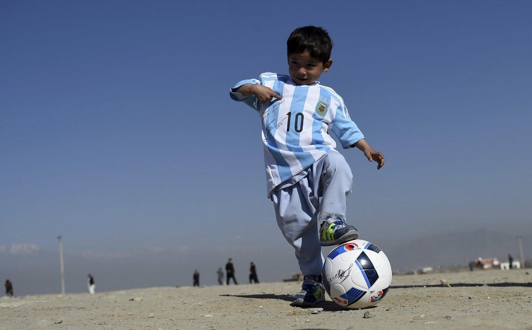 El niño afgano que conmovió al mundo futbolero conoció a Messi