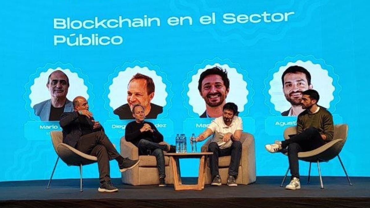 Mario Adaro y otros participantes de la conferencia Aleph.