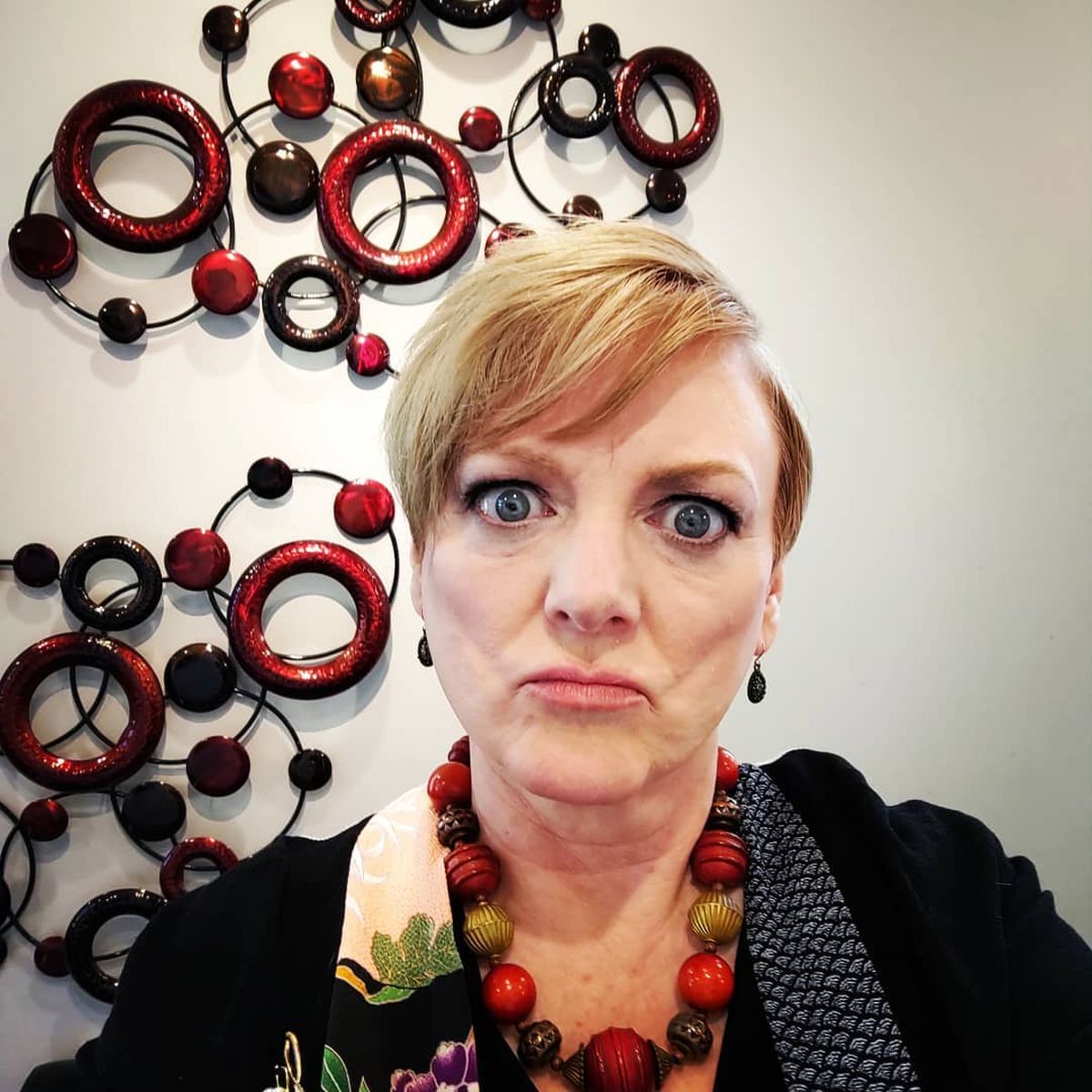 Así luce Alison Arngrim a sus 61 años, lejos de Así luce Alison Arngrim a sus 61 años, lejos de