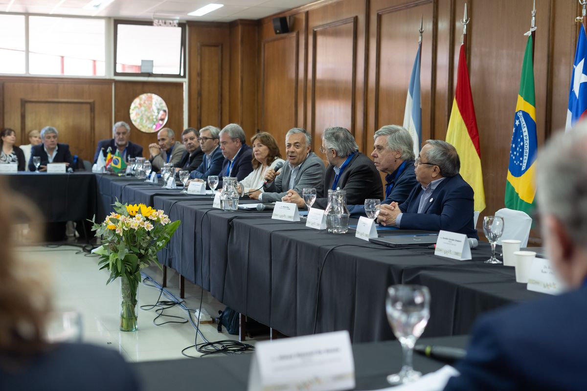 El gobernador Alfredo Cornejo junto a las autoridades universitarias de diferentes países de la región.
