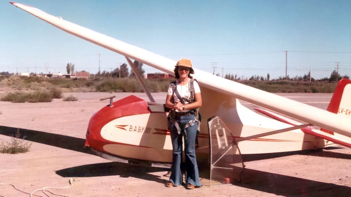 Ester Previtera en sus comienzos como mujer piloto. Más tarde sería periodista, fotógrafa y viajaría por Latinoamérica difundiendo el mensaje del humanismo de Silo