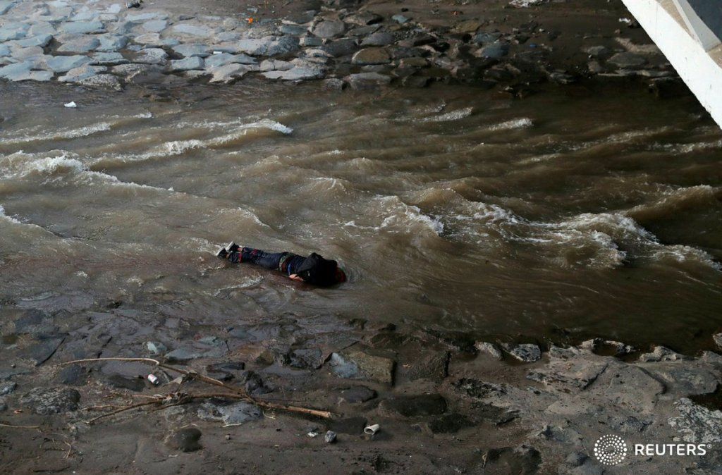 Violencia. Carabineros arrojó a un joven a un río.&nbsp;