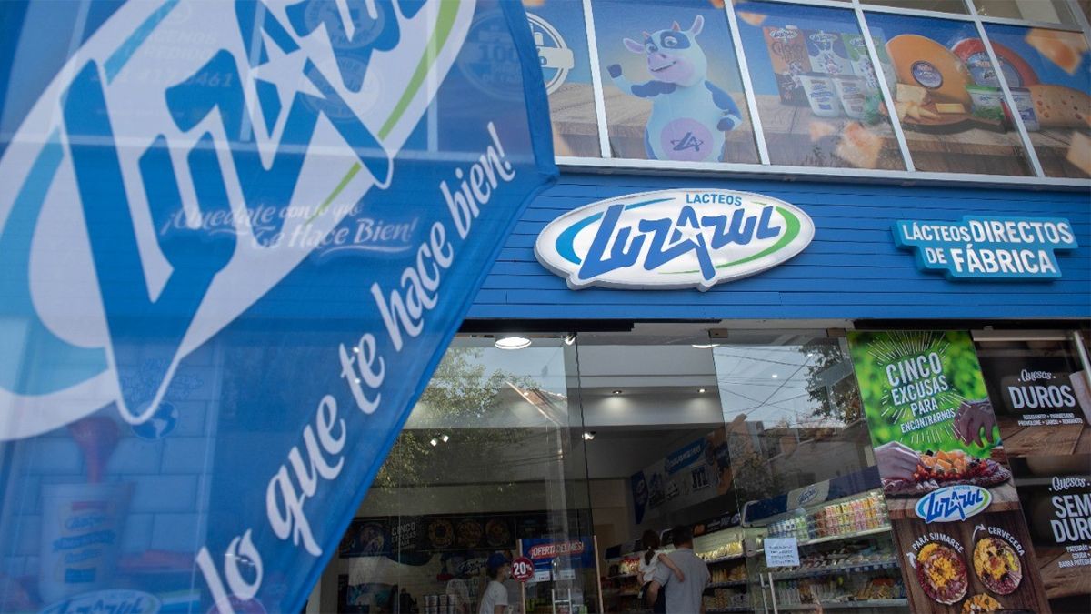 Luz Azul procesa 80.000 litros de leche diarios, tiene 120 empleados propios, 70 locales en todo el país y ofrece 60 productos lácteos, especialmente quesos y dulce de leche.