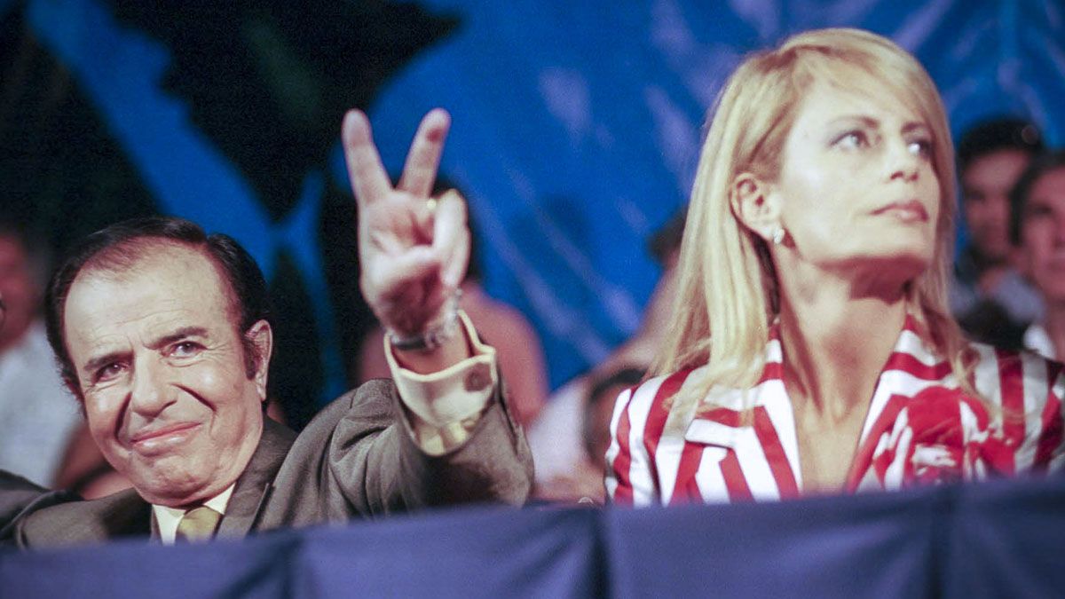 Tras conocer a la periodista chilena y exMiss Mundo Cecilia Bolocco, Menem se casó en Anillaco, su pueblo natal, el 26 de mayo de 2001.