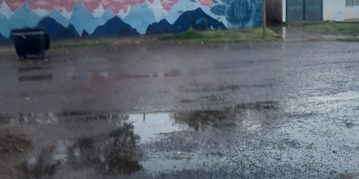 Acumulación de agua en algunas calles de Guaymallén.