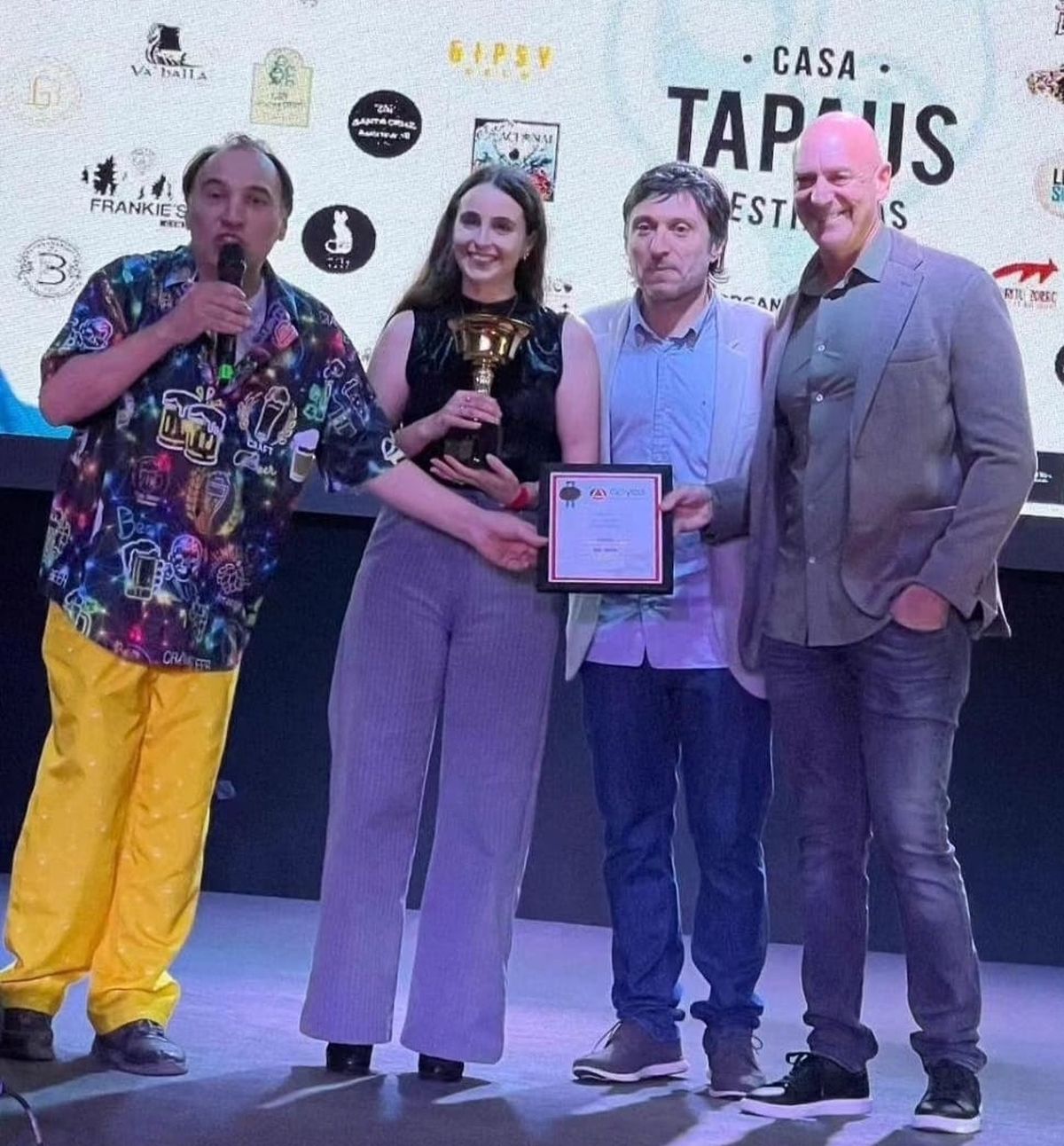 Mónica Rodríguez y parte de su equipo de Casa Tapaus, recibiendo el galardón a la Mejor Destilería de Argentina. Mónica Rodríguez y parte de su equipo de Casa Tapaus, recibiendo el galardón a la Mejor Destilería de Argentina.