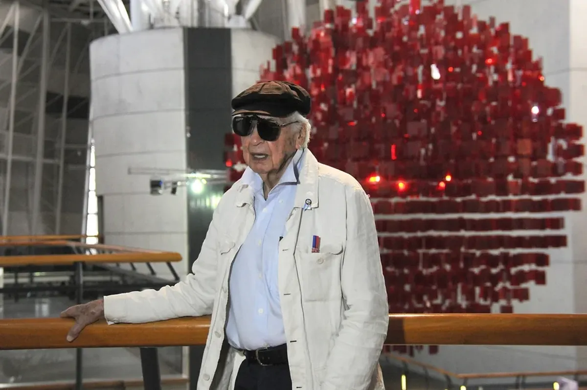 Una de las últimas visitas de Julio Le Parc a su Mendoza natal fue en 2012 cuando se inauguró el espacio cultural que lleva su nombre y él donó su esfera roja instalada en el hall central. Una de las últimas visitas de Julio Le Parc a su Mendoza natal fue en 2012 cuando se inauguró el espacio cultural que lleva su nombre y él donó su esfera roja instalada en el hall central.
