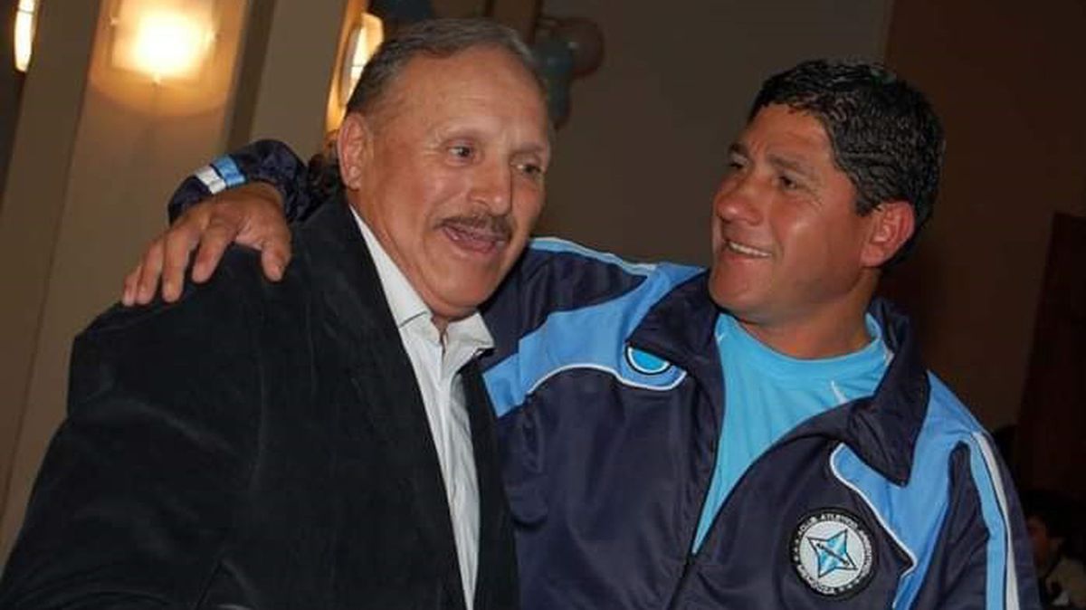 Gustavo Orellano cuando dirigió al Atlético Argentino y lo remplazó a Leopoldo Jacinto Luque.
