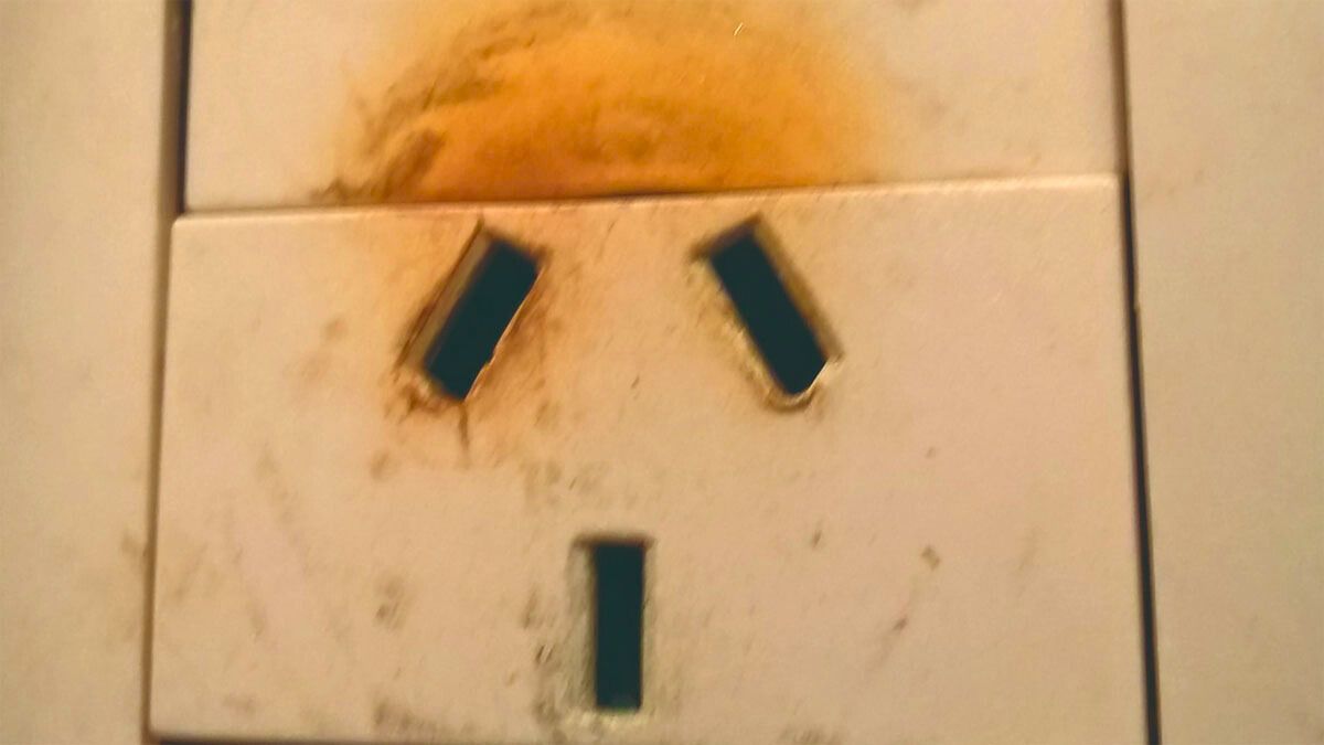 La casa suele tener uno que otro enchufe quemado y quedan muy feos a la vista.