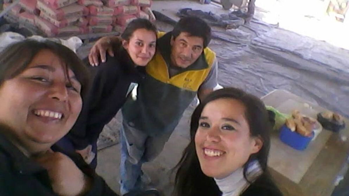 Daiana junto a otros recuperadores colaborando a construir el nuevo galpón. Daiana junto a otros recuperadores colaborando a construir el nuevo galpón.