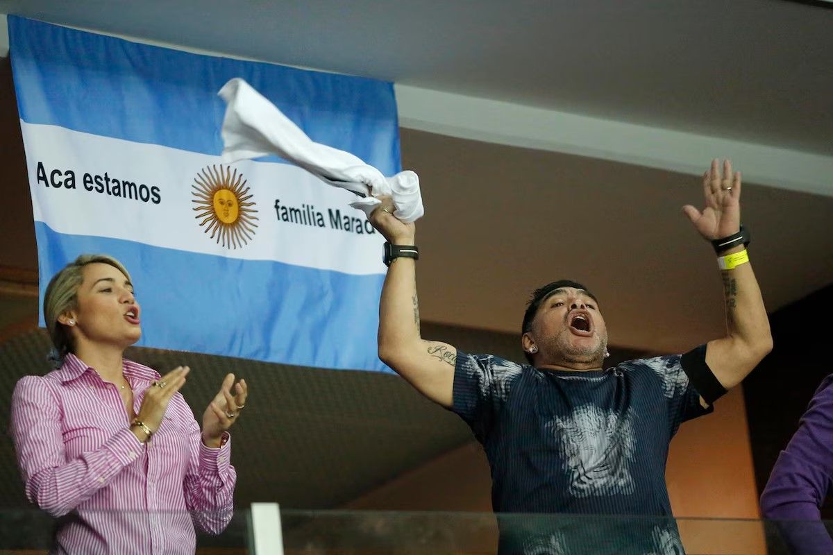 Diego Armando Maradona estuvo presente en la final de la Copa Davis en Zagreb. Diego Armando Maradona estuvo presente en la final de la Copa Davis en Zagreb.