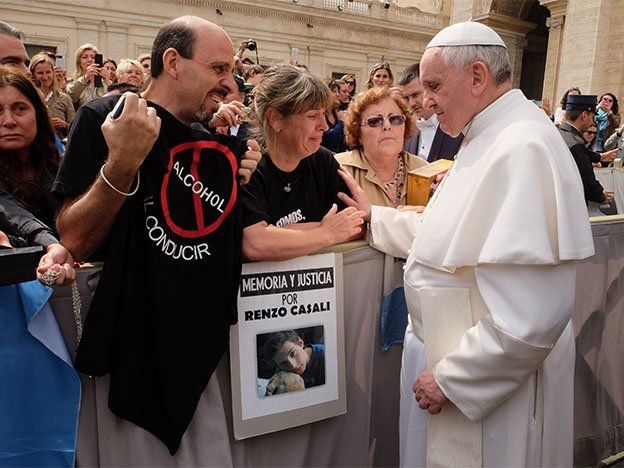 El Papa recibió a los padres de Renzo Casali, el estudiante platense que murió en un accidente en San Rafael