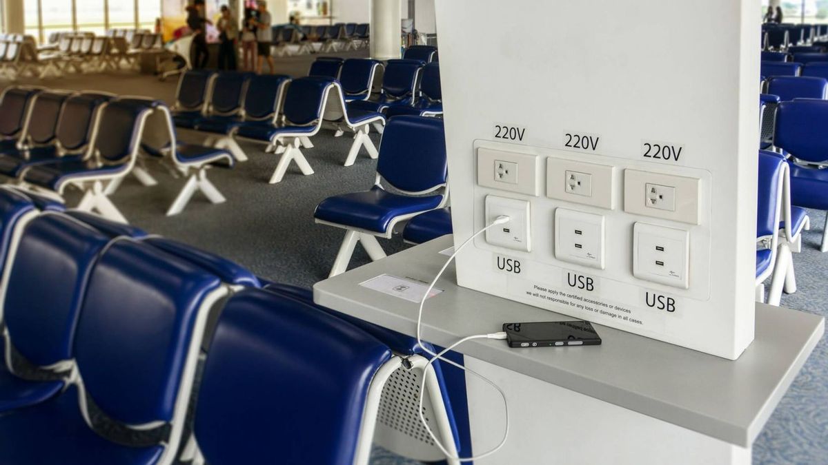 El peligroso motivo por el que nunca debes cargar tu celular en un aeropuerto El peligroso motivo por el que nunca debes cargar tu celular en un aeropuerto
