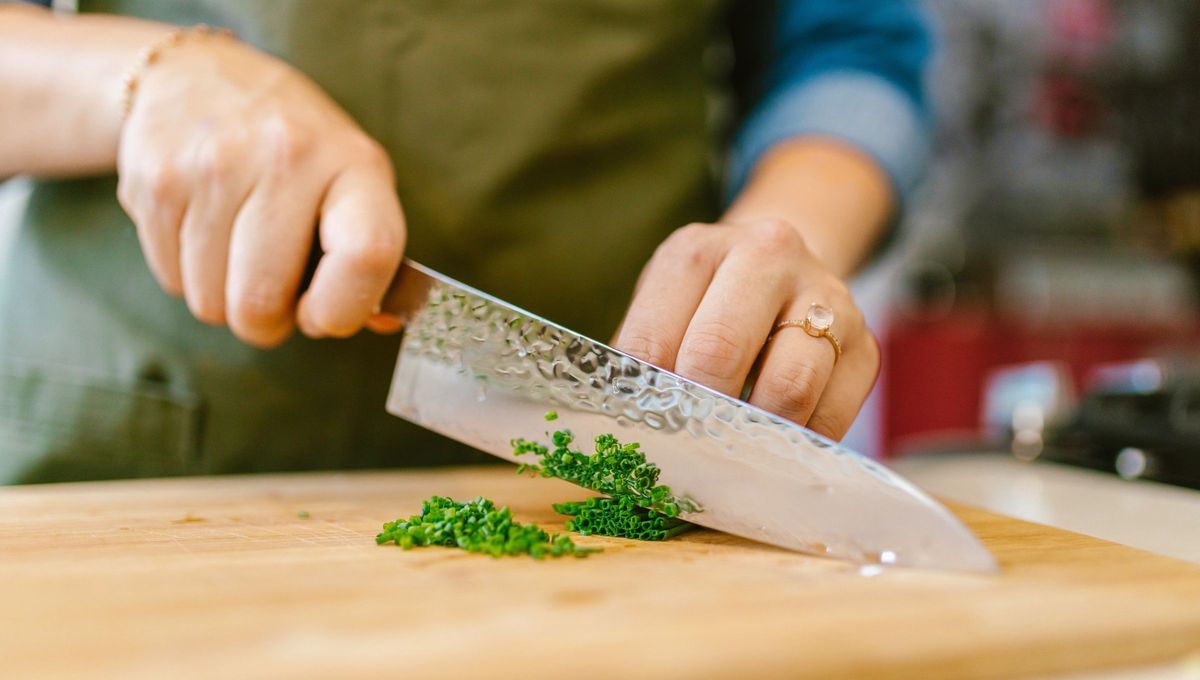 Si vas a cortar carne o verdura y te das cuenta de que el cuchillo no corta, tranquilo/a, no corras a comprar o usar otra. En simples pasos puedes solucionarlo. Si vas a cortar carne o verdura y te das cuenta de que el cuchillo no corta, tranquilo/a, no corras a comprar o usar otra. En simples pasos puedes solucionarlo.