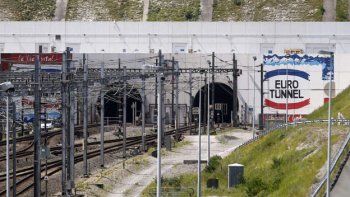 Un menor refugiado murió atropellado por un tren cuando intentó cruzar el Eurotúnel