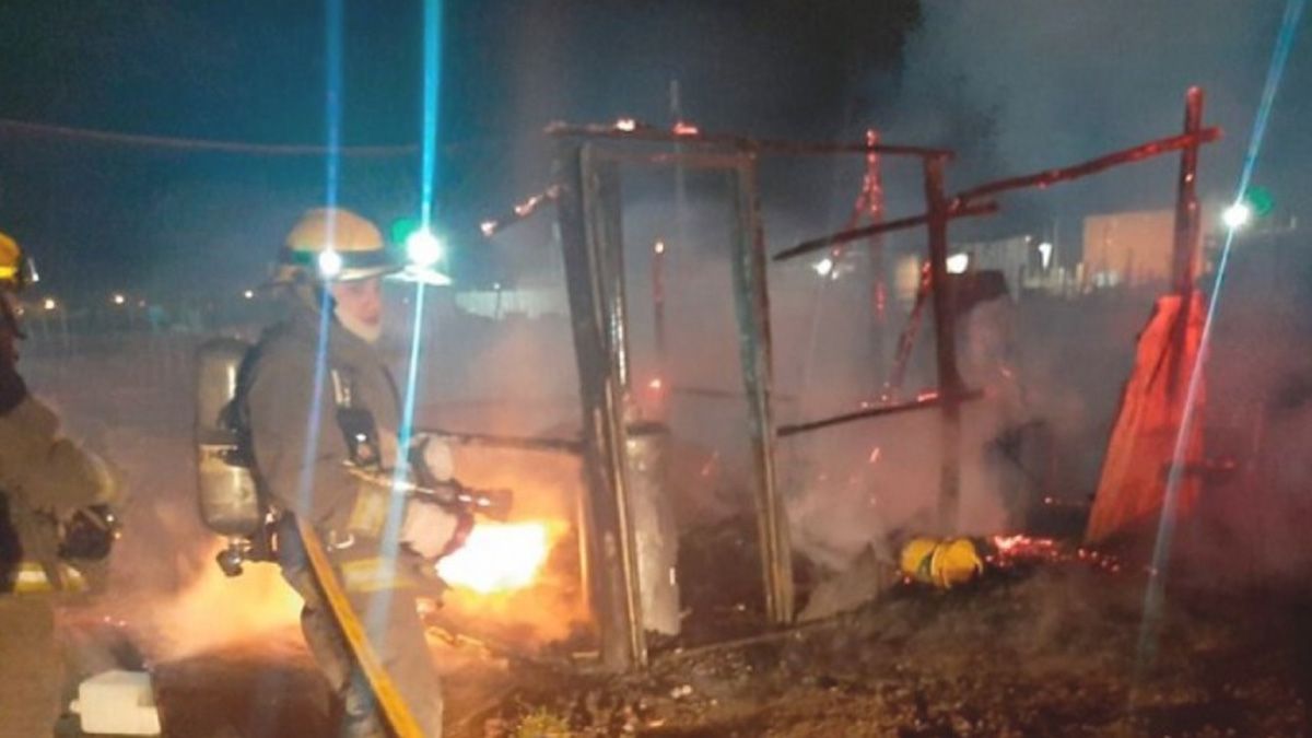 Bomberos y efectivos de la Comisaría 20 llegaron al lugar del incendio y no pudieron rescatar a la mujer y su hija