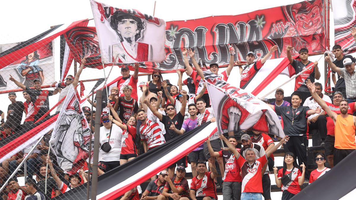 Los hinchas maipucinos acompañaron al equipo (UNO/Cristian Lozano) Los hinchas maipucinos acompañaron al equipo (UNO/Cristian Lozano)