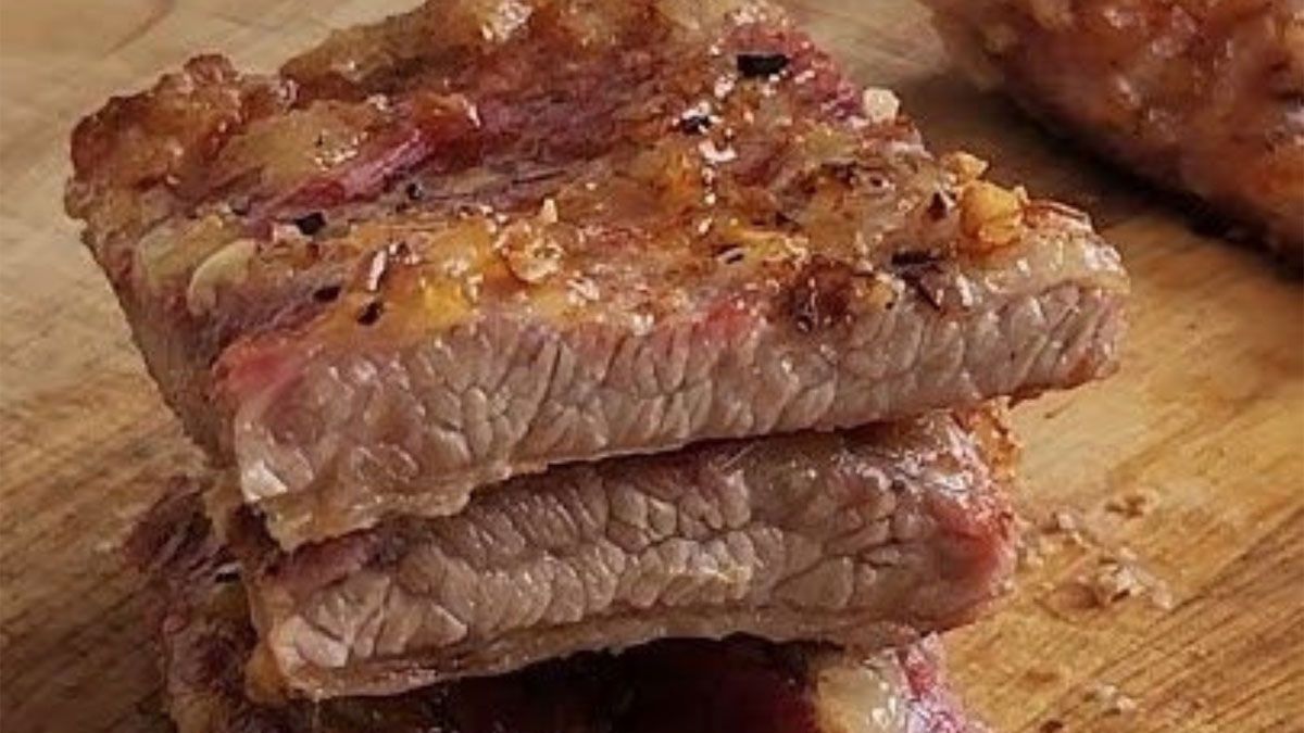 La carne de la receta de matambre a la parrilla sale muy tierna si se la mezcla con ananá antes de que llegue a la parrilla.