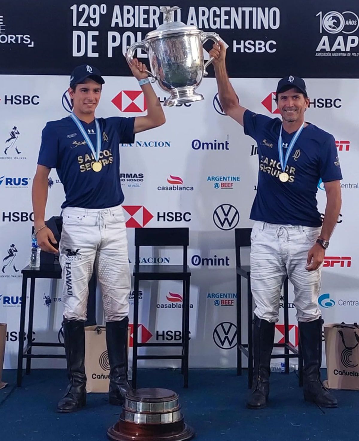 Adolfo Cambiaso y su hijo Poroto con la copa del Abierto Argentino de Polo que ganó otra vez La Dolfina