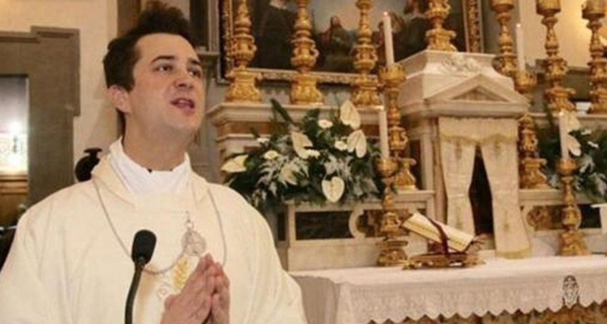 Un cura hacía orgías y se drogaba con la plata de las donaciones
