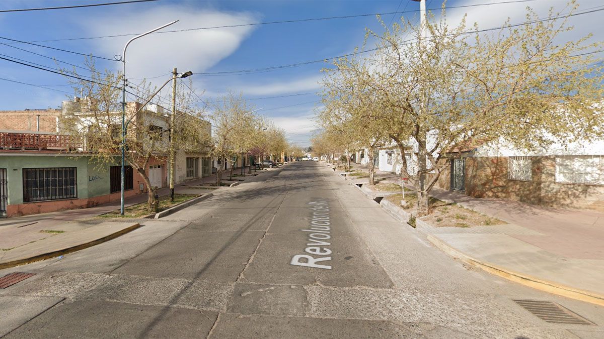 La víctima viajó desde San Carlos hasta Godoy Cruz para visitar a un familiar, pero fue asaltado al bajarse de su vehículo por tres ladrones armados.