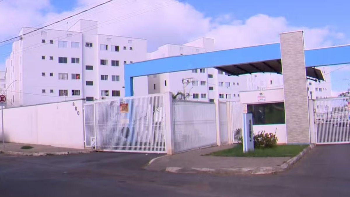 El hombre intentó escapar del edificio mientras los médicos atendían al niño, fue fue retenido por los vecinos El hombre intentó escapar del edificio mientras los médicos atendían al niño, fue fue retenido por los vecinos