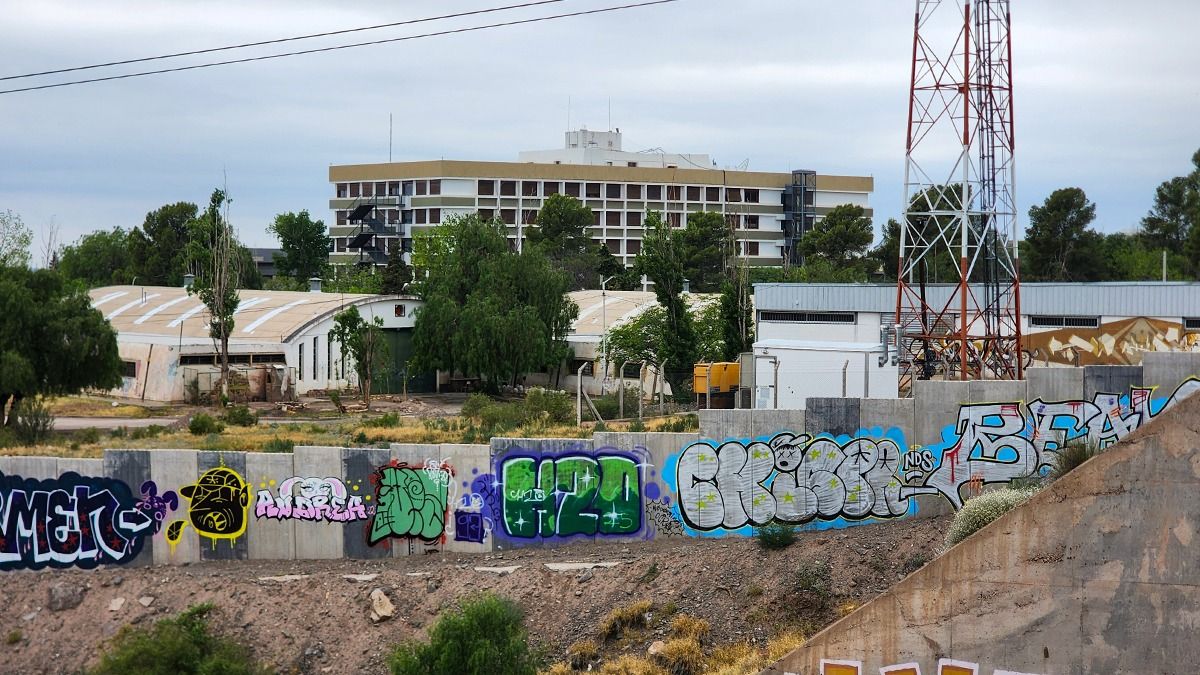 Lo que el muro de la UNCuyo nos dejó: un kilómetro de grafitis