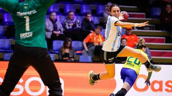 La Garra, con Ayelén García, no pudo con Brasil en el Mundial de Handball 2023 